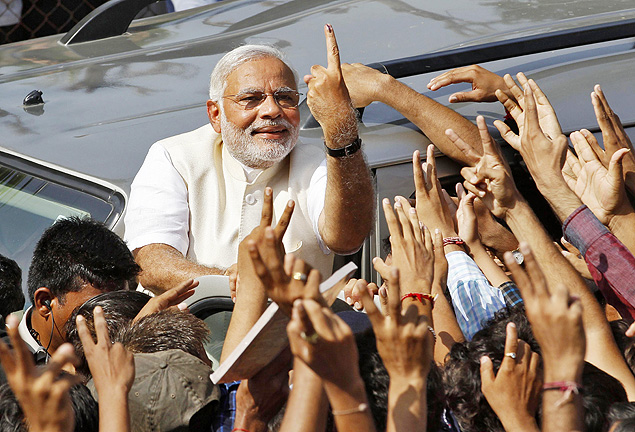 Membro do Partido do Povo Indiano (BJP), Narendra Modi exibe dedo manchado de tinta aps votar, em 30 de abril