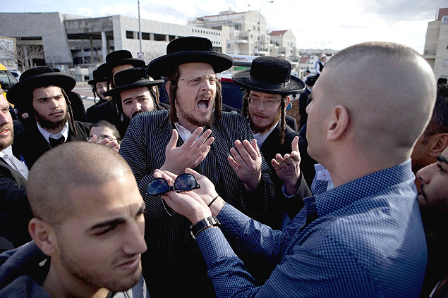 Judeus ortodoxos discutem com um homem secular na cidade de Beit Shemesh, Israel