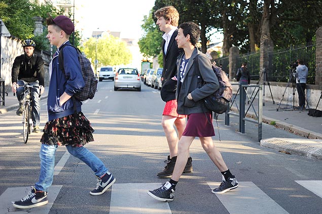 Jovens estudantes de saia fazem campanha contra o 'sexismo' em Nantes, na Frana