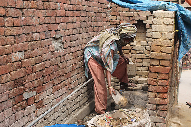 A catadora Sudhira limpa fezes em um vilarejo na ndia