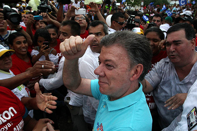 O presidente colombiano Juan Manuel Santos (centro participa de comcio em Sabanalarga 