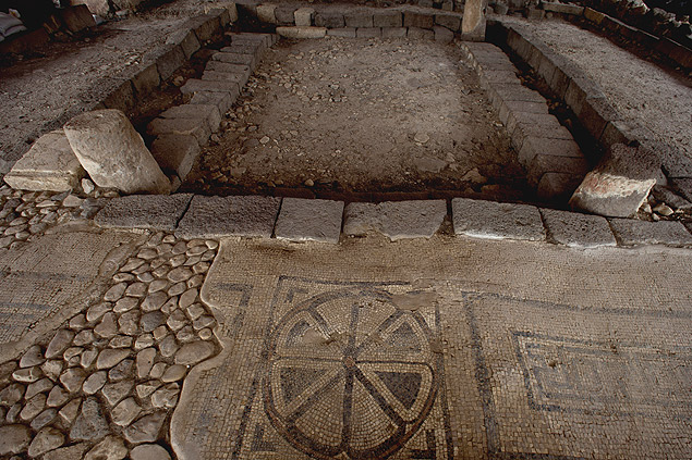Piso ornamentado no stio arqueolgico de Migdal, em Israel, onde porto e sinagoga foram encontrados 