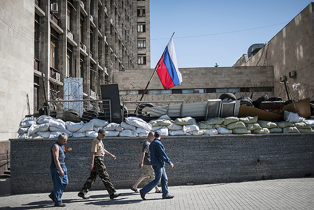 Bandeira russa tremula diante de um prdio administrativo da regio ucraniana de Donetsk ocupado pelos separatistas