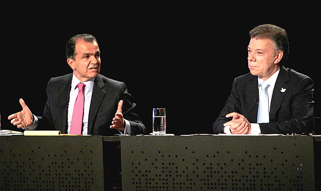 Opositor scar Ivn Zuluaga ( esq.) e o presidente Juan Manuel Santos participam de debate