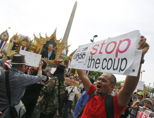Em Bancoc, centenas de tailandeses protestaram contra o golpe militar no pas