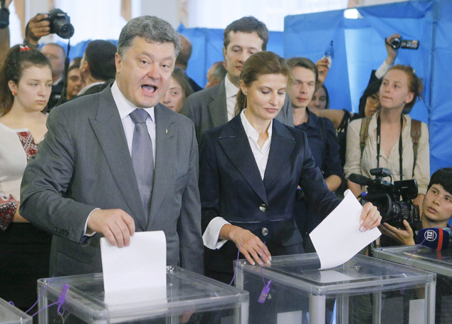 O candidato  presidncia da Ucrnia, Petro Poroshenko, e Marina, sua mulher, votam em Kiev