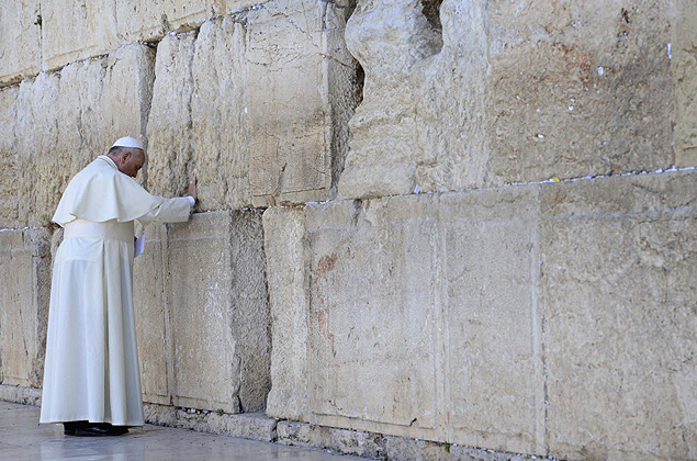 Papa Francisco faz orao no muro das Lamentaes, em Jerusalm