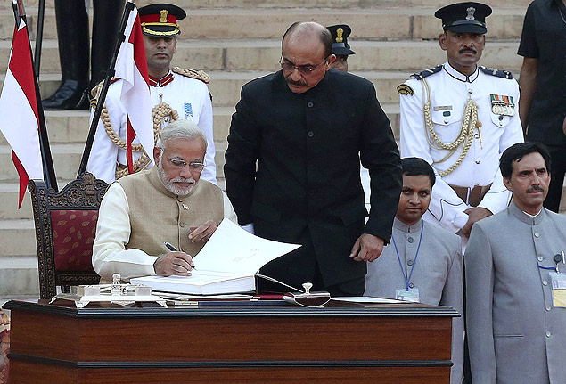Narendra Modi toma posse como premiê no palácio presidencial de Nova Déli, na Índia