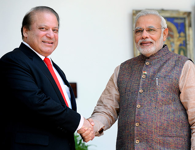 Premi do Paquisto, Nawaz Sharif (esq.), cumprimenta premi da ndia, Narendra Modi, em Nova Dli