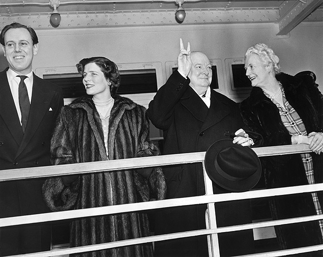 Mary Soames (segunda, da dir. para a esq.), aparece entre o marido e seu pai, o ex-premi Winston Churchill em imagem de 1949