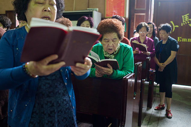 Missa em igreja crist na cidade de Wenzhou, na China; religio vem sendo alvo de ataques do governo