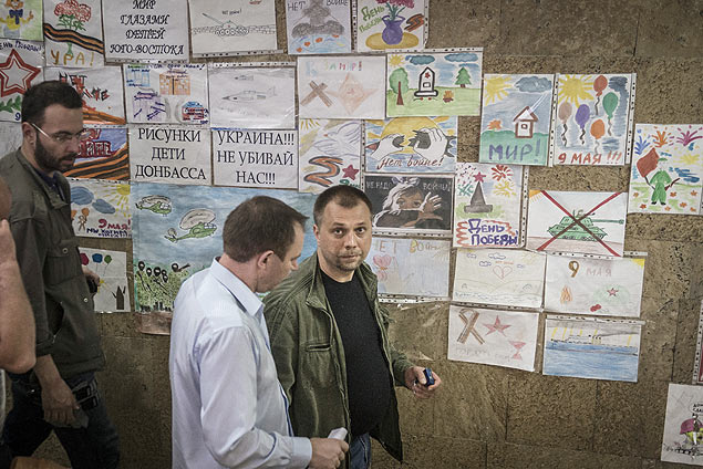  Alexander Borodai,  direita, declara-se primeiro-ministro da Repblica Democrtica de Donetsk, na Ucrnia