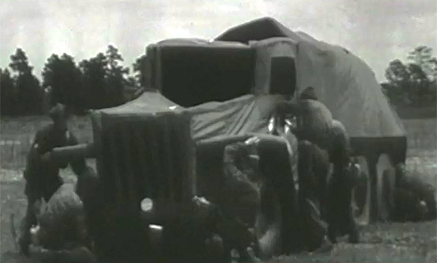 Soldados desmontam um dos blindados inflveis armados nas regies de Kent e Sussex, no Reino Unido