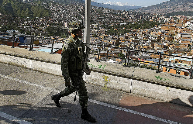 Soldado patrulha as ruas da Comuna 13,um dos bairros violentos de Medelln 