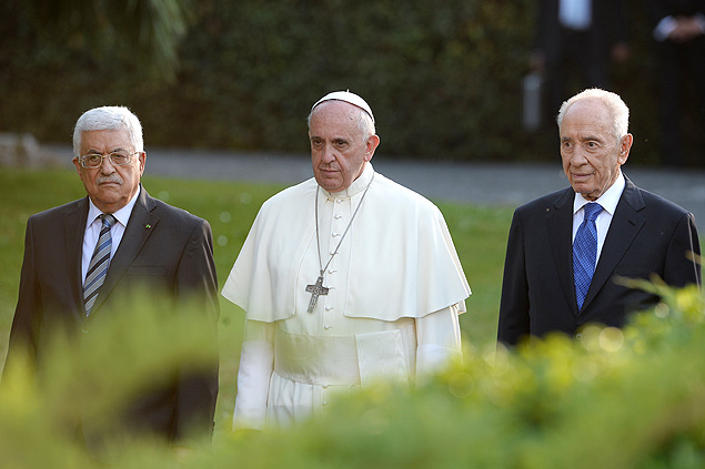 O papa Francisco caminha ao lado do palestino Mahmud Abbas ( esq.) e do israelense Shimon Peres