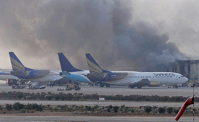 Fumaa sai do aeroporto de karachi, no Paquisto, aps ataque terrorista realizado pelo Taleban 