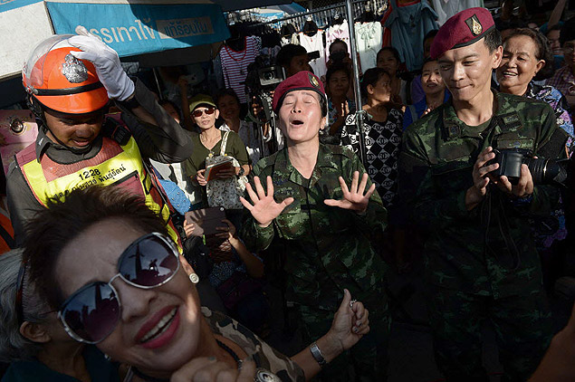 Soldados tailandeses danam em evento organizado pelo governo em Bancoc para conquistar apoio popular