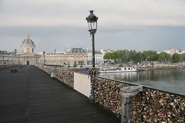 Parte da Pont des Arts em Paris caiu com o peso dos "cadeados do amor", colocados por casais apaixonados