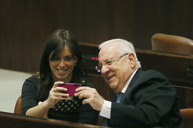 Reuven Rivlin tira uma 'selfie' com parlamentar aps ser escolhido prximo presidente de Israel