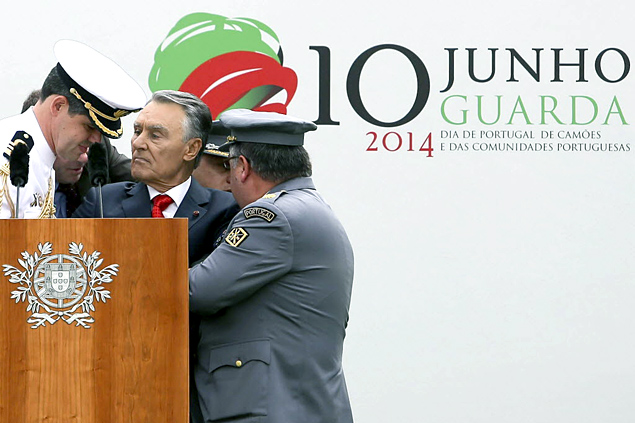 O presidente portugus, Anbal Cavaco Silva, passa mal durante discurso pelo Dia de Portugal, na cidade de Guarda