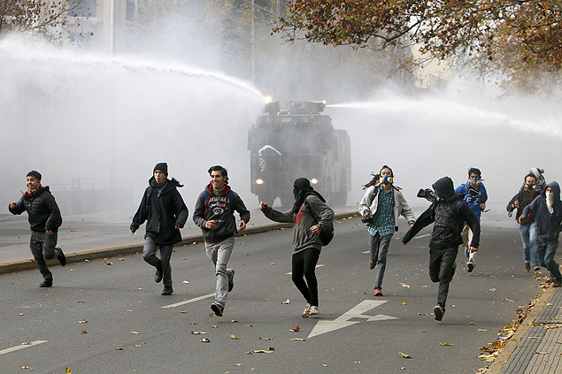 Estudantes chilenos enfrentam a polcia ao fim de protesto em Santiago