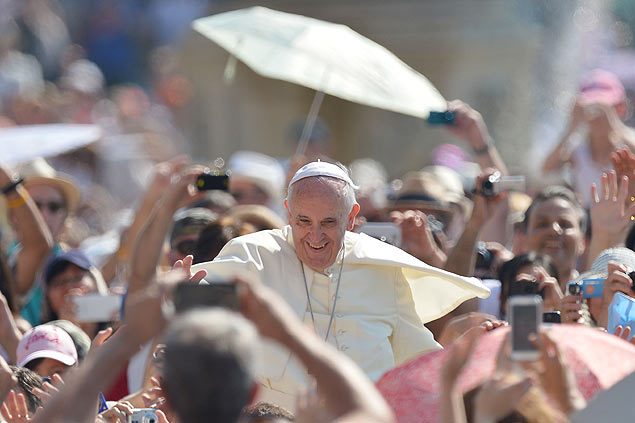 O papa Francisco cumprimenta os fiis na praa de So Pedro, no Vaticano