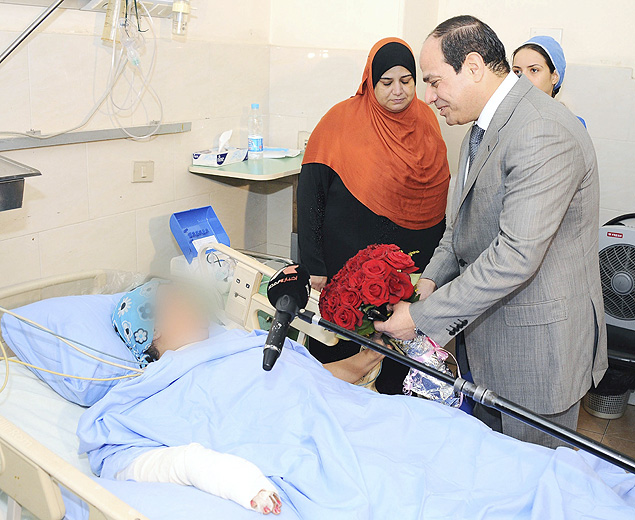 Foto oficial mostra presidetne egpcio, Abdel Fattah al-Sisi, visitando vtima de agresso sexual em hospital