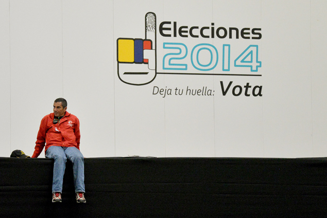 Trabalhador descansa durante montagem de seo eleitoral em Bogot, na Colmbia