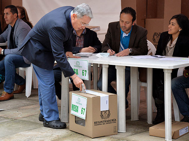 Ex-presidente lvaro Uribe deposita seu voto em domingo de eleies na Colmbia