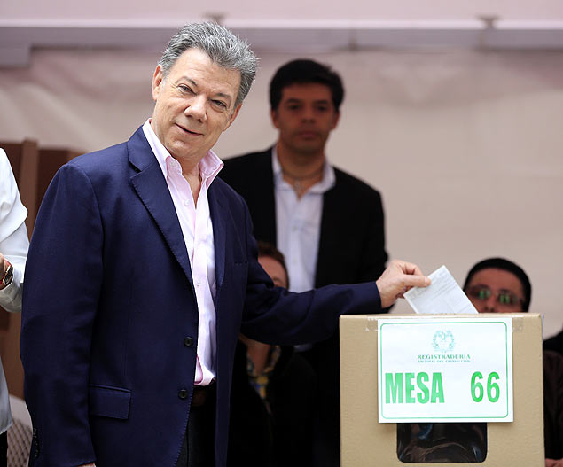 Presidente Juan Manuel Santos vota neste domingo (15) na Colmbia