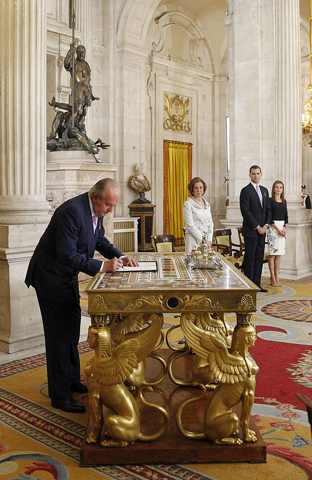 O rei Juan Carlos, 76, assina sua abdicao em Madri na presena da rainha Sofia e do prncipe Felipe