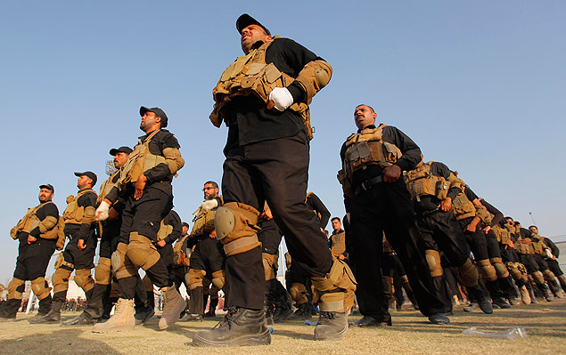 Milicianos do Exrcito Mahdi marcham durante treinamento em Najaf, no Iraque; grupo xiita se mobiliza contra os rebeldes sunitas