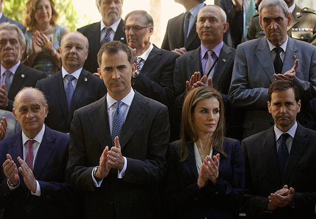 O rei Felipe e a rainha Letzia, da Espanha (ambos ao centro), aplaudem vtimas do ETA em seu primeiro ato oficial