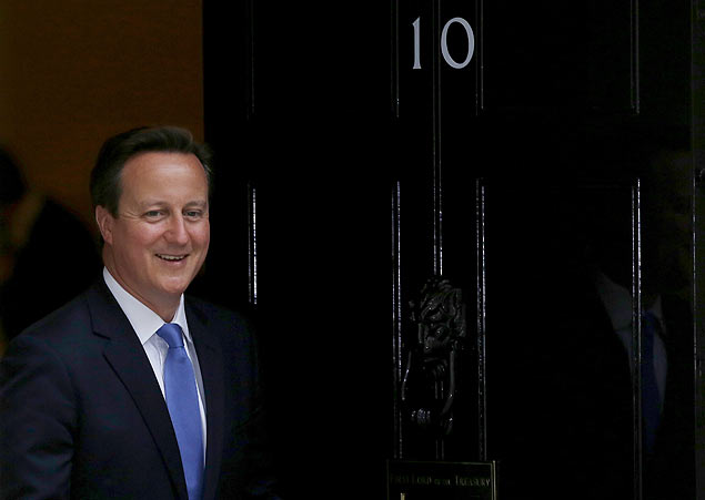O primeiro-ministro britnico, David Cameron, em frente  sua residncia oficial na Downing Street