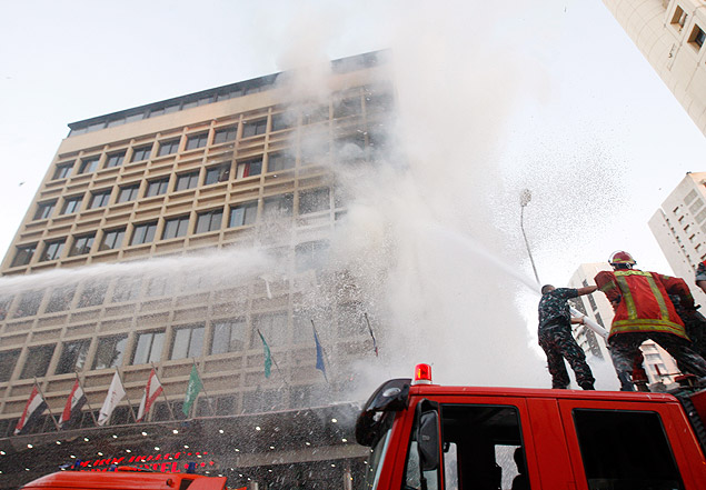 Bombeiros trabalham para apagar incndio causado por ataque a bomba em Beirute