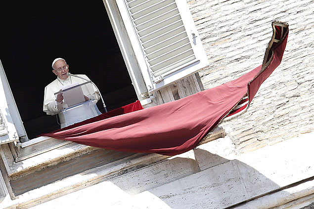 No Vaticano, papa Francisco realiza o tradicional ngelus