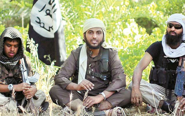  Imagem de vdeo em que Muthana (ao centro), 20, do Pas de Gales, aparece junto a grupo de jihadistas 
