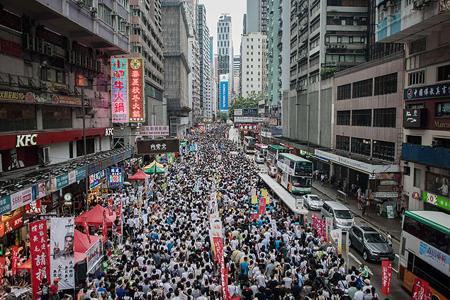 Protesto a favor da democracia rene milhares de pessoas em Hong Kong