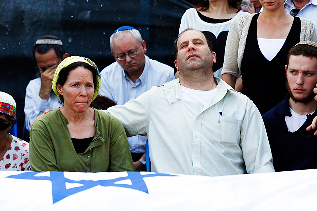 O casal Rachel and Avi Fraenkel, durante o funeral do filho Naftali, 16, em Israel