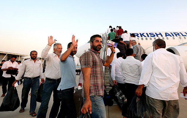 Motoristas de caminho libertados pelo EIIL embarcam para a Turquia