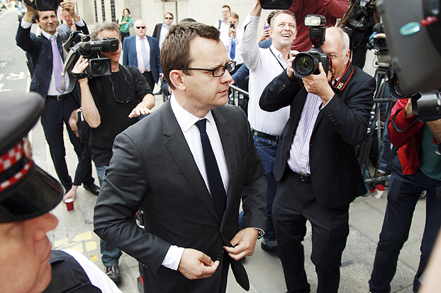 O ex-editor do "News of the World", Andy Coulson, chega a um tribunal de Londres para receber sua sentena