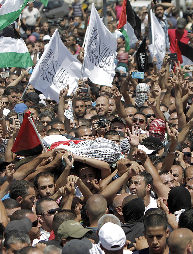 O corpo de Mohammed Abu Khder é carregado durante seu funeral em Jerusalém 