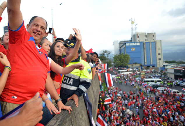 Luis Guillermos Sols, atual presidente da Costa Rica, festeja uma vitria da seleo do pas na Copa