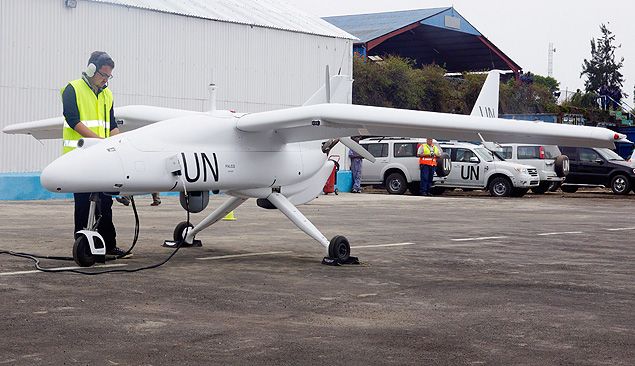 Técnico verifica o primeiro avião teleguiado da ONU para missões, em Goma (República Democrática do Congo)