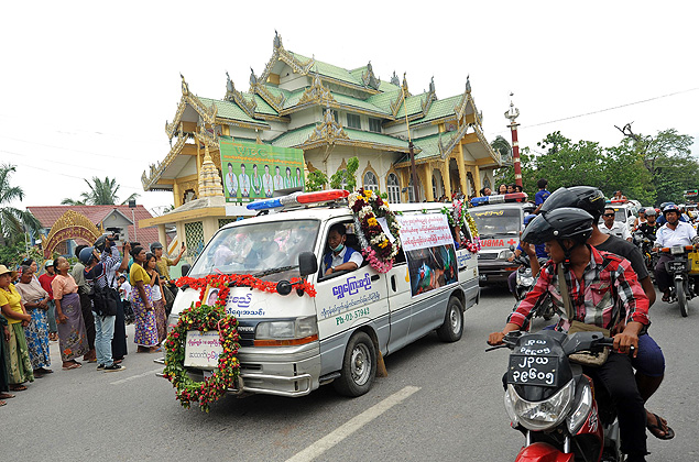 Moradores de Mianmar acompanham marcha fnebre de civil morto durante protesto em Mandalay