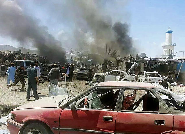 Fumaa  vista aps exploso de carro em mercado em Urgun, Afeganista