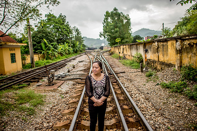 ﻿Ha Thi Hien, sobrevivente da guerra entre o Vietn e a China em 1979, em uma ferrovia em Lang Son que liga Hani a Pequim