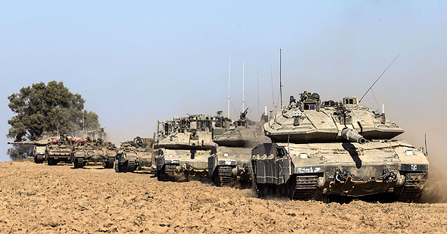 Fila de tanques israelenses em regi�o pr�xima � fronteira com Gaza nesta quinta-feira (17)