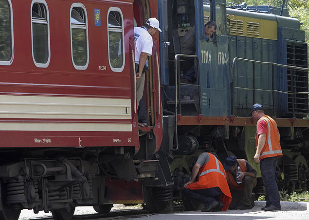 Membros da OSCE examinam trem na chegada à Kharkov