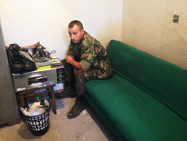 O militar ucraniano Sergei Kusmenko, que  refm dos separatistas pr-Rssia no leste do pas